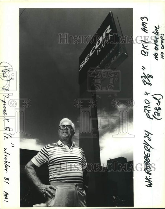 1990 Press Photo Ex-policeman Raymond Mauterer Sr. outside Metairie's Secor Bank