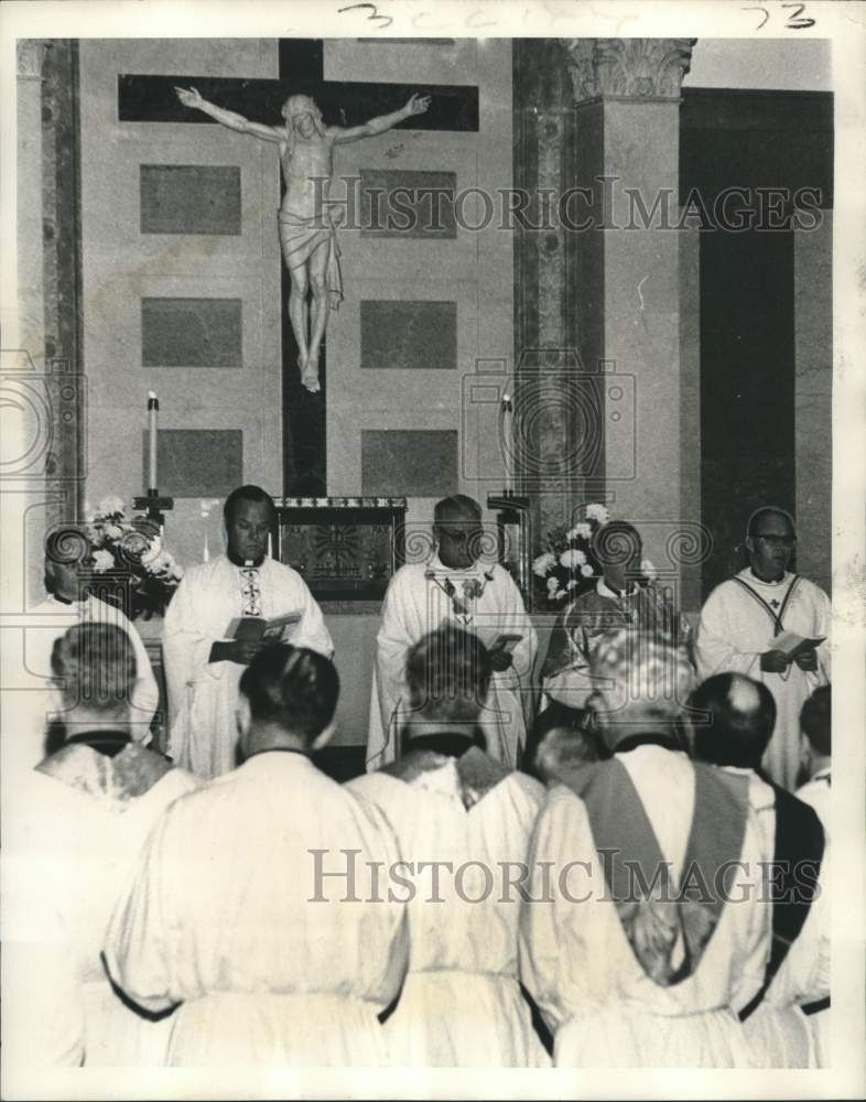 1972 Press Photo Archbishop Phillip N. Hannan Conducts Mass, Jesuit High Chapel- Historic Images