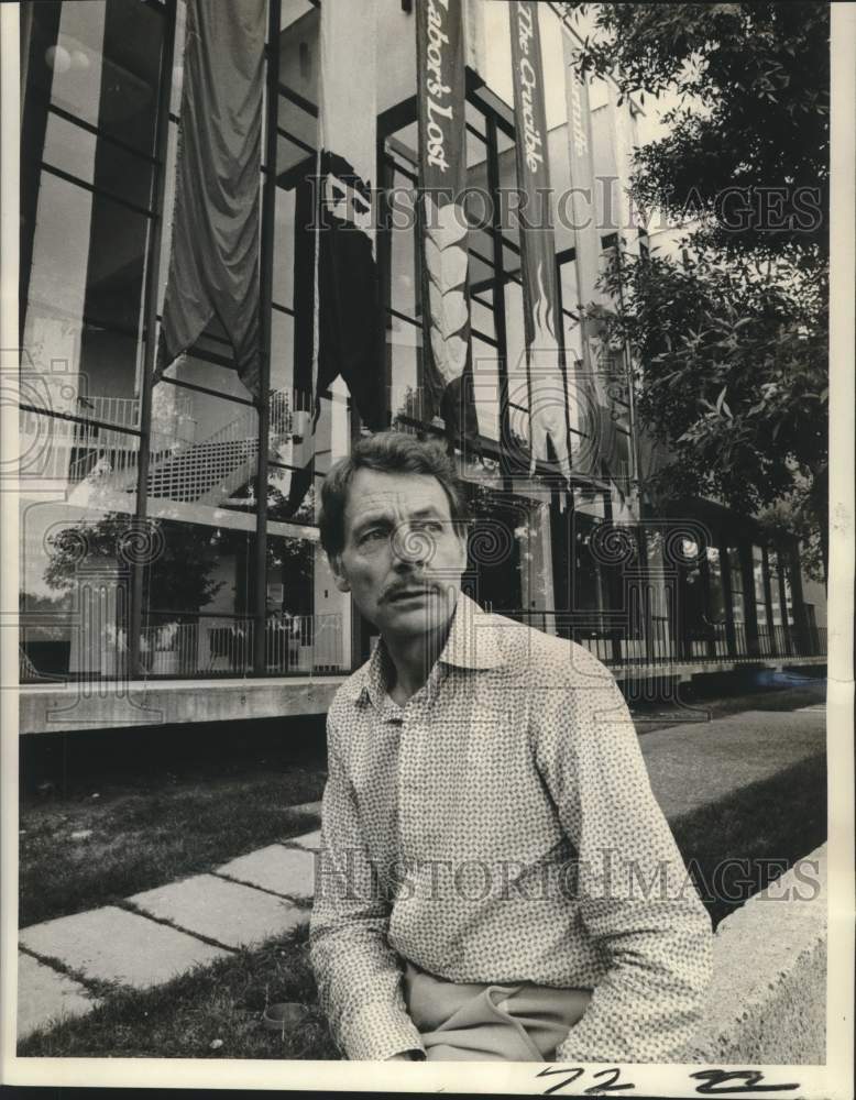 1974 Press Photo Michael Langham poses outside the Tyrone Guthrie Theater- Historic Images