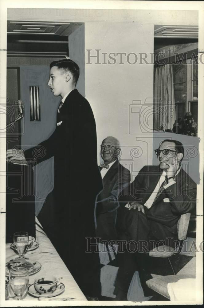 1960 Press Photo Charles Kossman addresses the Automobile Dealers convention- Historic Images