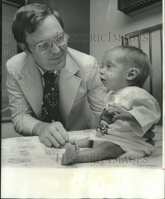 1976 Press Photo James Massey Jr. of Children's Hospital with Jayson Stroup- Historic Images