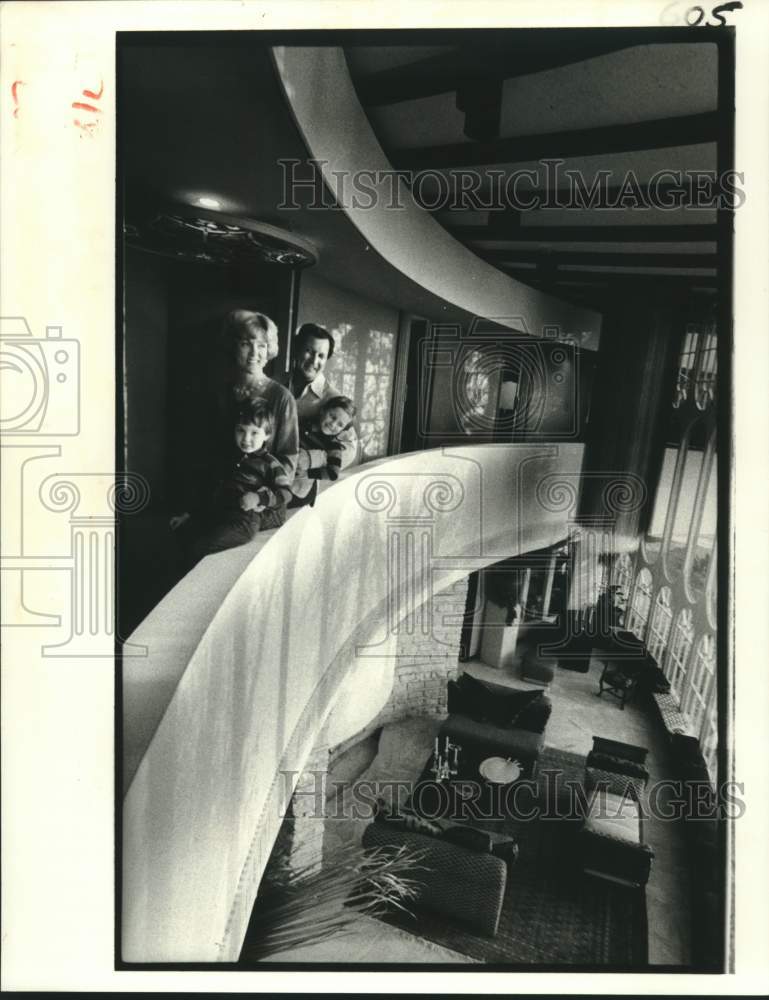 Load image into Gallery viewer, 1982 Press Photo Mr. and Mrs. Morris Massey with their children in their home
