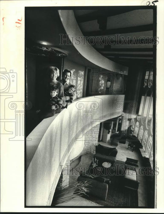 1982 Press Photo Mr. and Mrs. Morris Massey with their children in their home