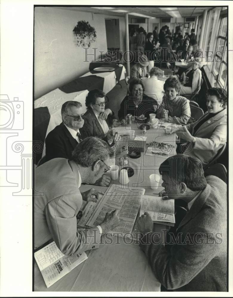 Load image into Gallery viewer, 1984 Press Photo Annual Mayor's Day at the Races at the Fair Grounds
