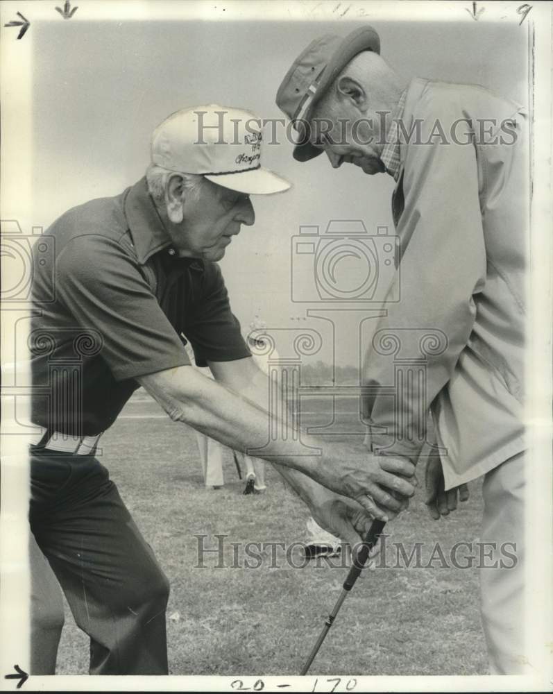 1977 Press Photo Ray Maxwell helps Merlin Van Geffen get a new golf grip- Historic Images