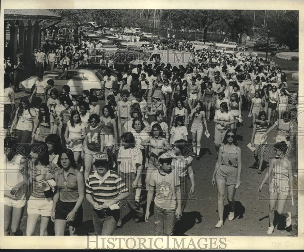 1978 Press Photo Hundreds of Students participated in a 20 kilometer walk-a-thon- Historic Images