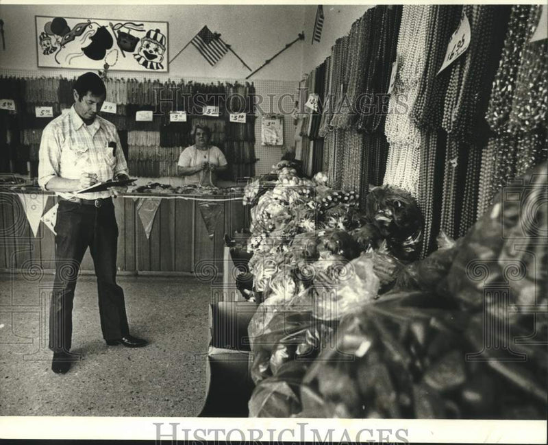 Load image into Gallery viewer, 1982 Press Photo Vic Jenkins of Broadmoore Novelties prepares for Mardi Gras
