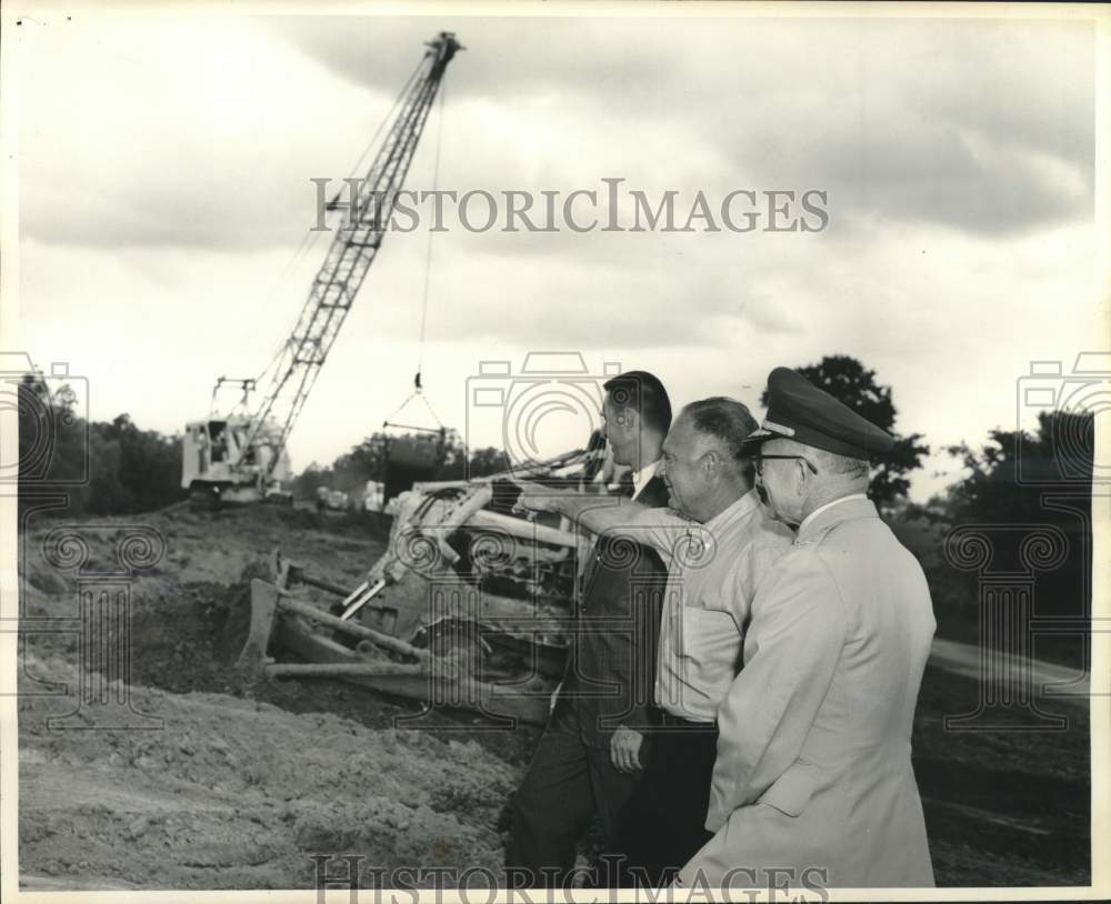 1964 Press Photo Group at Mississippi River levee viewing construction