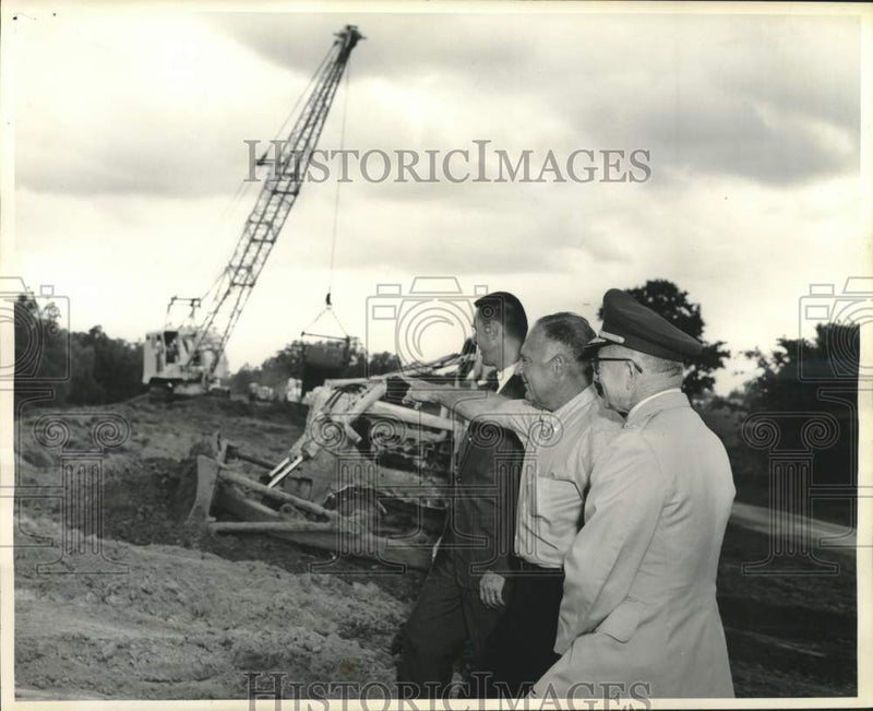 Load image into Gallery viewer, 1964 Press Photo Group at Mississippi River levee viewing construction

