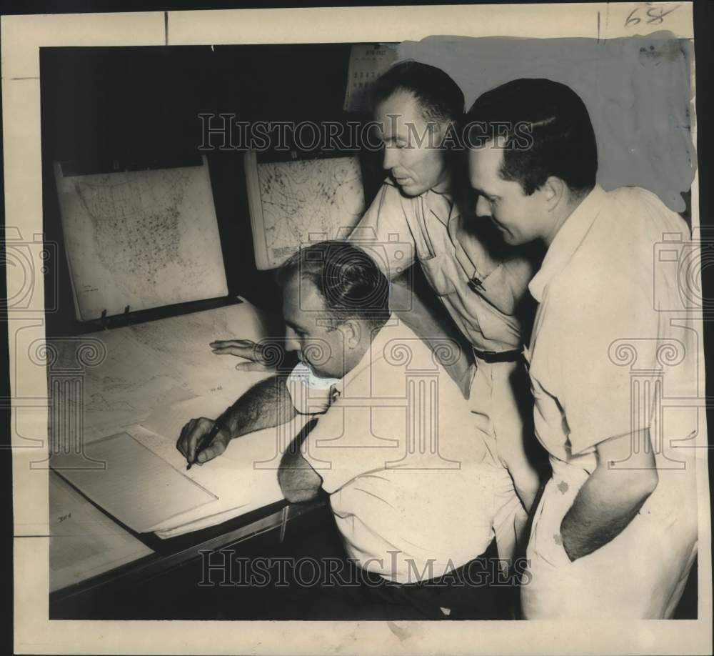 1957 Press Photo Top Weather Forecasters Watch For Hurricanes, New Orleans