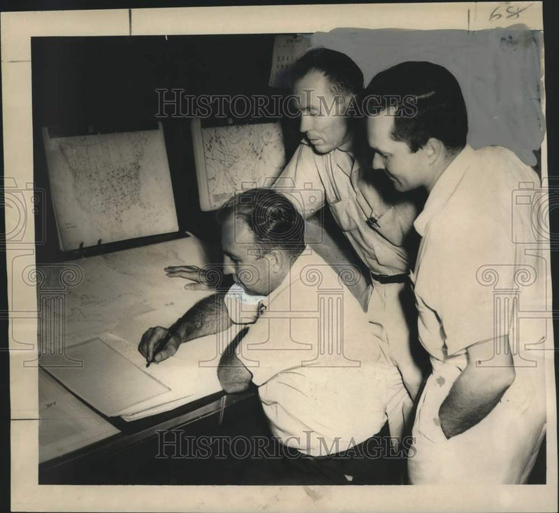 Load image into Gallery viewer, 1957 Press Photo Top Weather Forecasters Watch For Hurricanes, New Orleans
