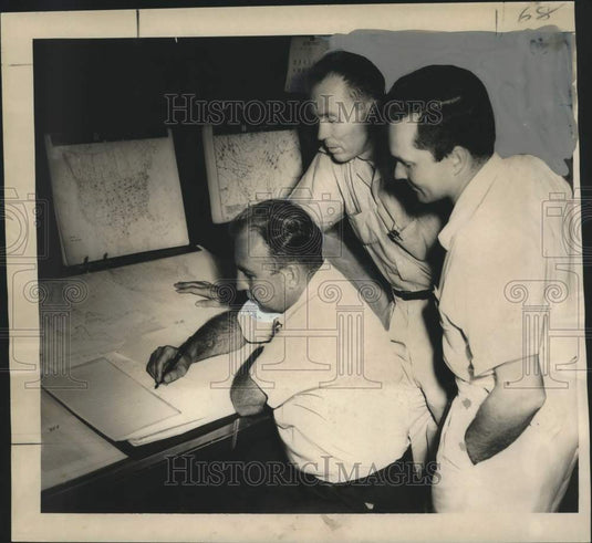 1957 Press Photo Top Weather Forecasters Watch For Hurricanes, New Orleans