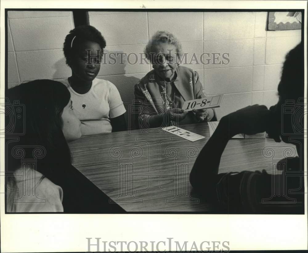 1983 Press Photo Alice Jensen works with children on math using flash cards- Historic Images