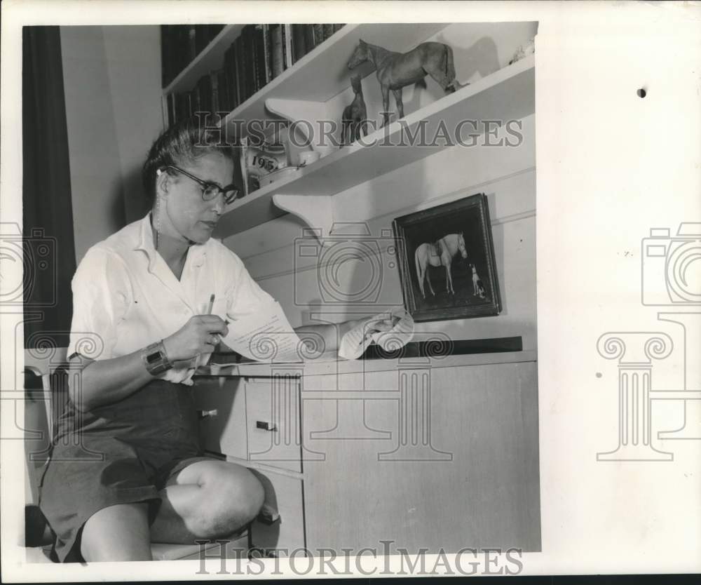 Press Photo Mrs. Louise Jenkins at home with horse momentos hobby of daughter- Historic Images