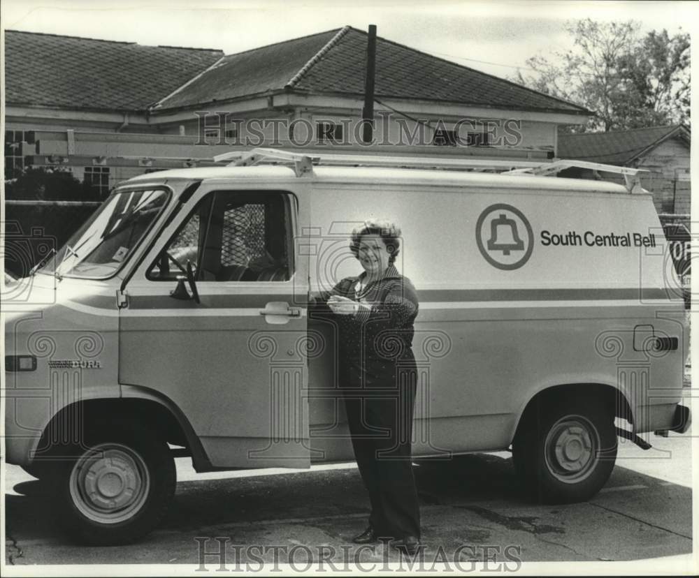 1977 Press Photo Gloria Massey poses with a Southern Central Bell van