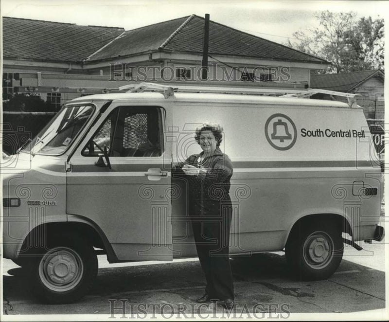 Load image into Gallery viewer, 1977 Press Photo Gloria Massey poses with a Southern Central Bell van
