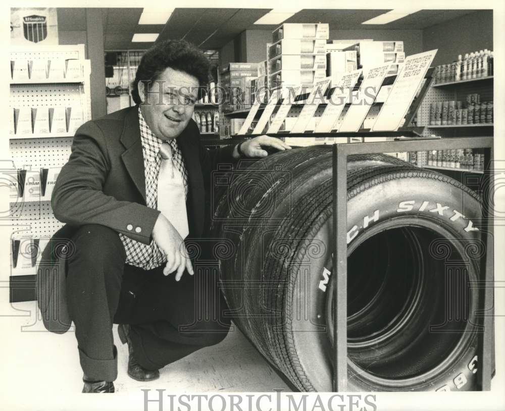 1974 Press Photo Fred May, Manager of D.H. Holmes Car Care Facility- Lake Forest- Historic Images