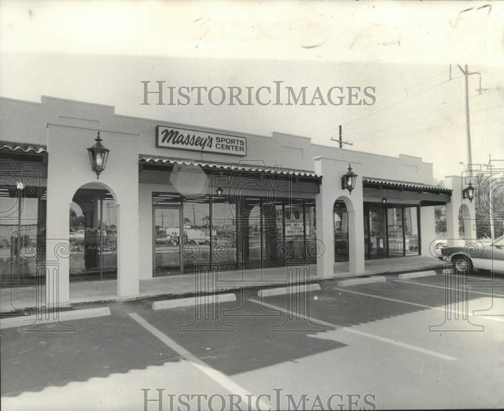 1974 Press Photo Massey&#39;s Sports Center in the Village Severn Shopping Center- Historic Images