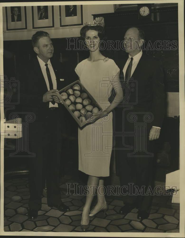 1963 Press Photo David P. Colvin, Becky McKenzie, Isidore Newman (Peach Queen)- Historic Images