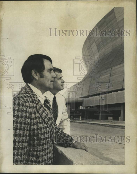 1974 Press Photo Jack McKeon and Brandy Davis check out the Superdome- Historic Images