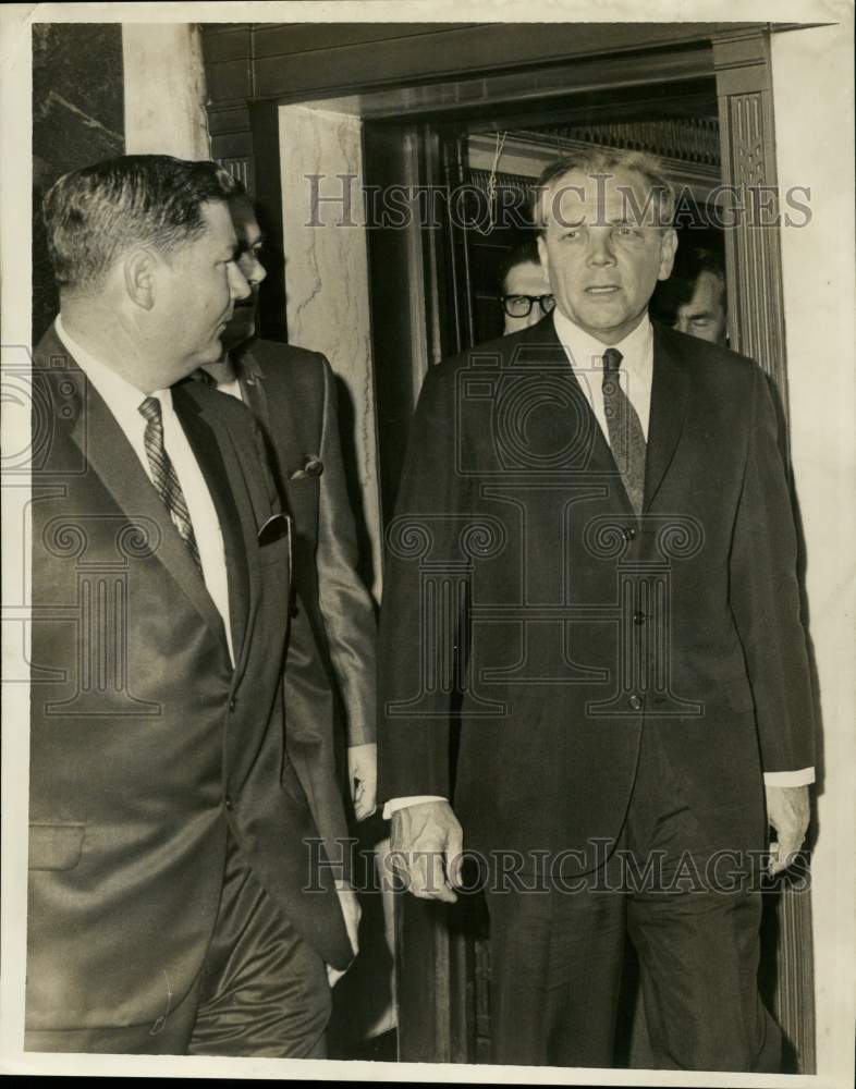 1967 Press Photo State Police Lt. Robert Knight, Governor John J. McKeithen
