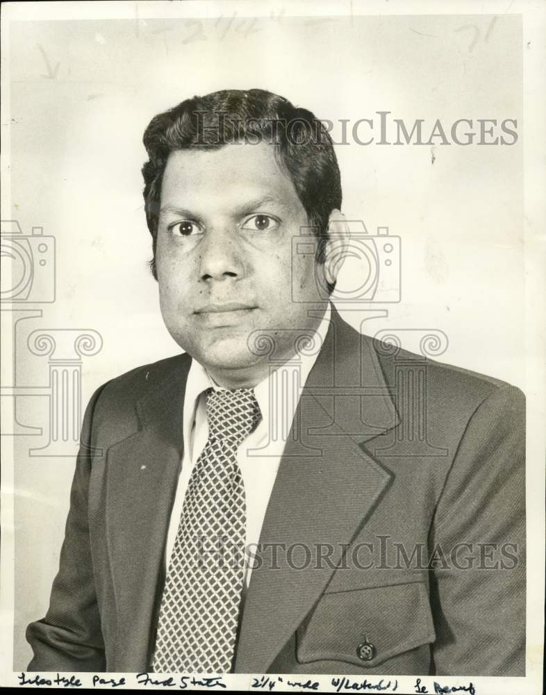Load image into Gallery viewer, 1973 Press Photo City Health Officer Oscar Madrano - nob76591
