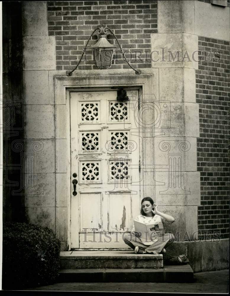 1973 Press Photo A coed finds a quiet spot to read on maison&#39;s doorstep- Historic Images