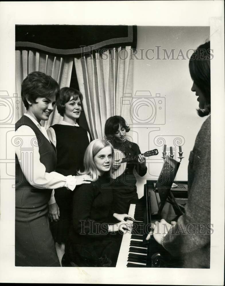 Load image into Gallery viewer, 1966 Press Photo Barbara Sandefur leads songfest with sorority sisters

