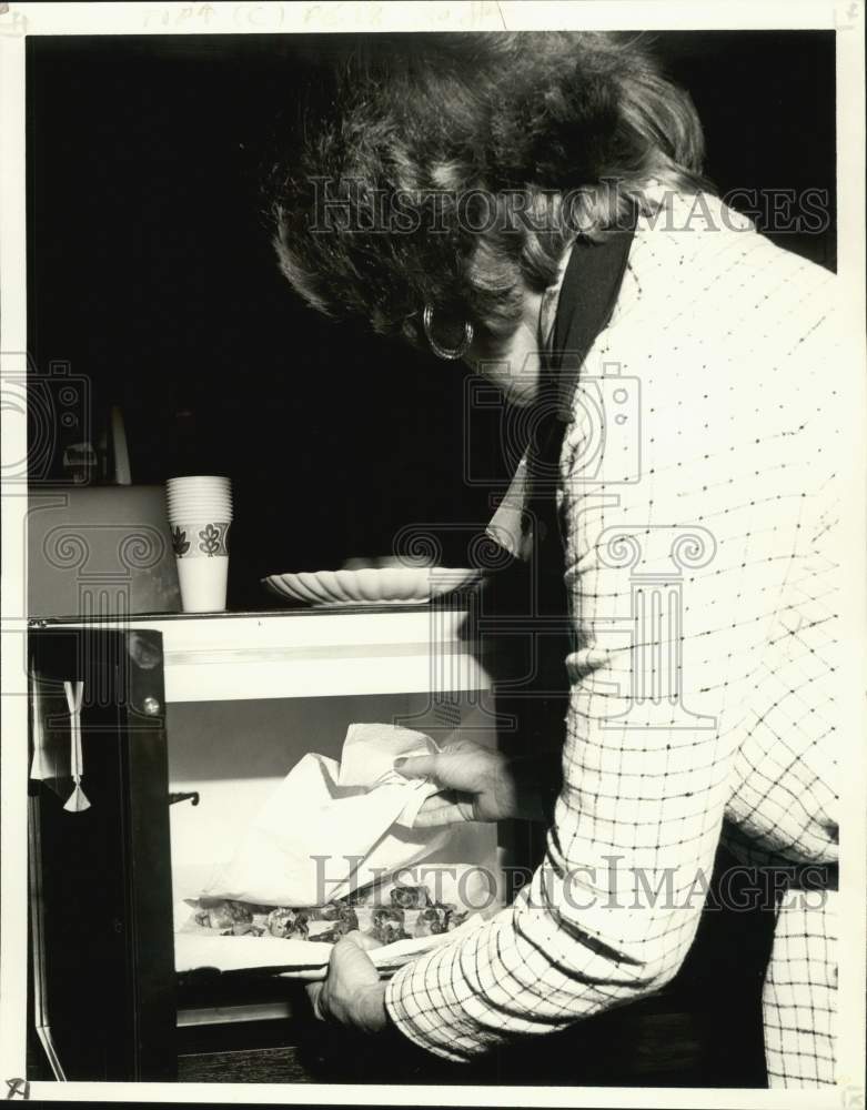 1977 Press Photo Even bacon can be cooked on paper in microwave oven - nob76645