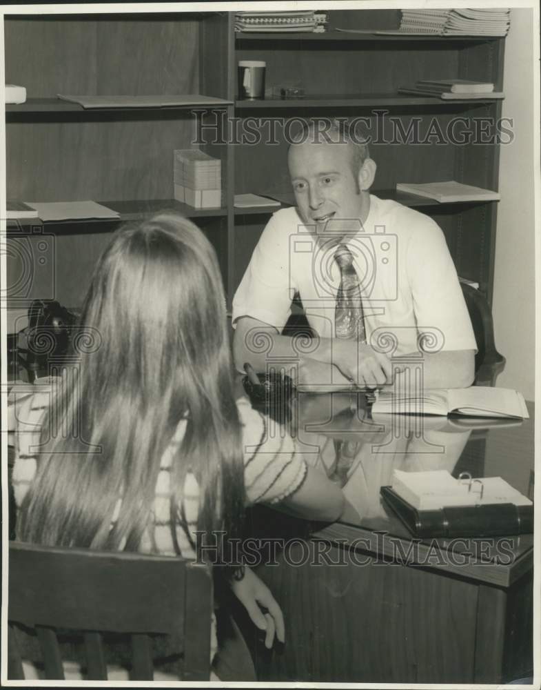 Load image into Gallery viewer, 1971 Press Photo LSUNO counselor Robert M'Coy talks to a coed student
