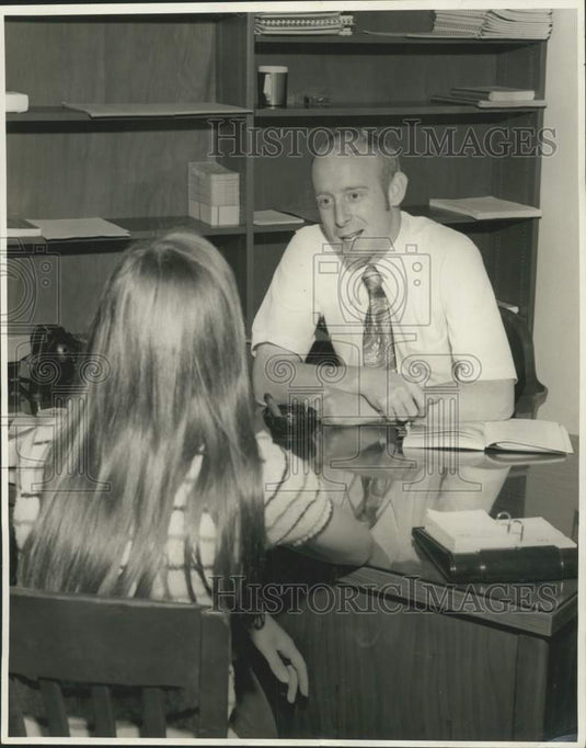 1971 Press Photo LSUNO counselor Robert M'Coy talks to a coed student