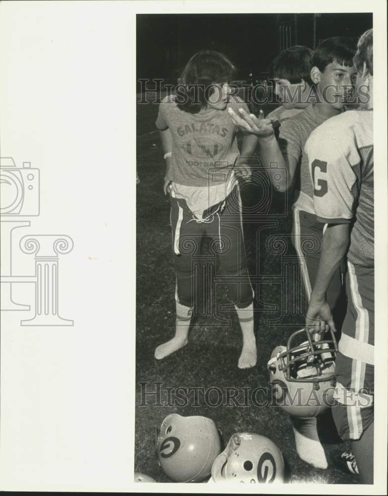 1984 Press Photo Football - Michele McCoy chats with a teammate prior to game- Historic Images