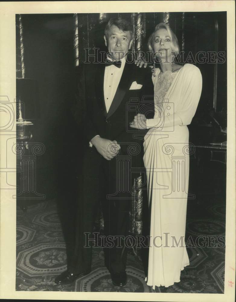 Load image into Gallery viewer, 1990 Press Photo Fashion Mannequin - Judge Quentin and Carol Cave McColgin
