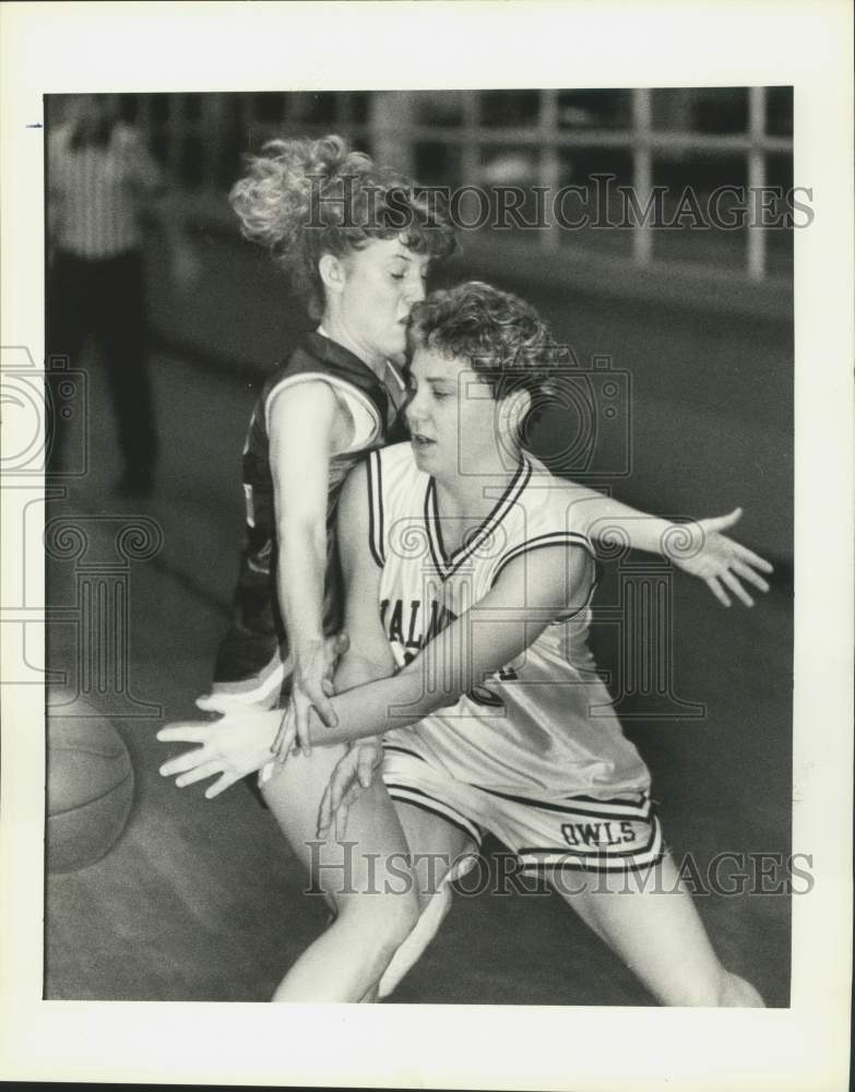 1991 Press Photo Basketball Tanya McCormick passes ball around Melissa Fox- Historic Images
