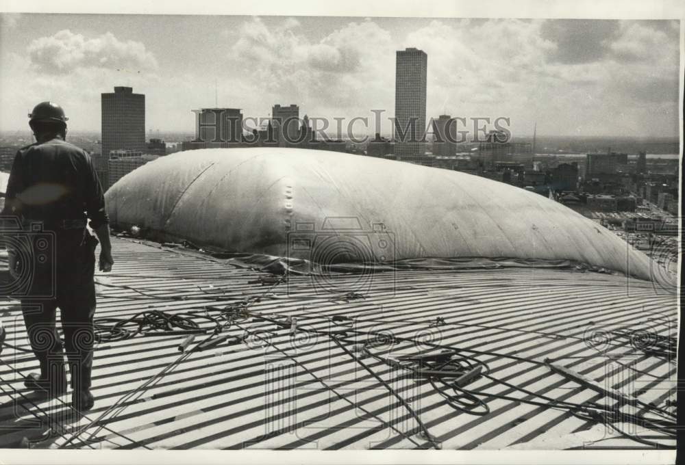 1974 Press Photo Louisiana Superdome, workman on roof near polyurethane blister - Historic Images