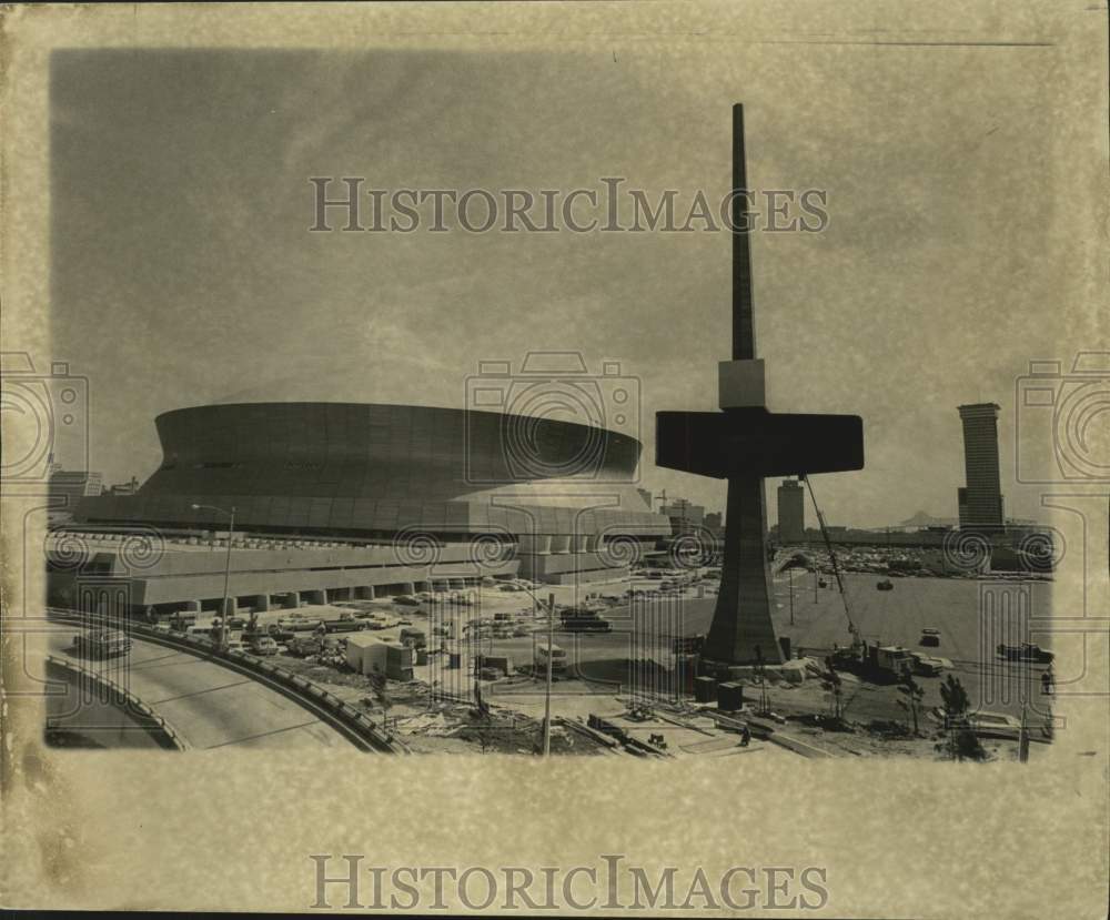 1975 Press Photo A 204-foot outdoor advertising tower adjacent to the Superdome- Historic Images