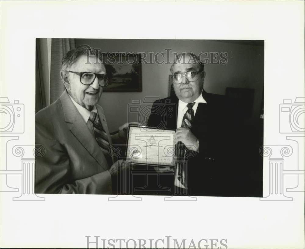 1994 Press Photo Walter McNealy recognized for his service with Masonic Temple- Historic Images