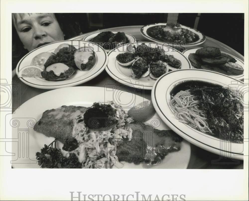 1994 Press Photo Waitress Denis of Mandich Restaurant holds a platter of food