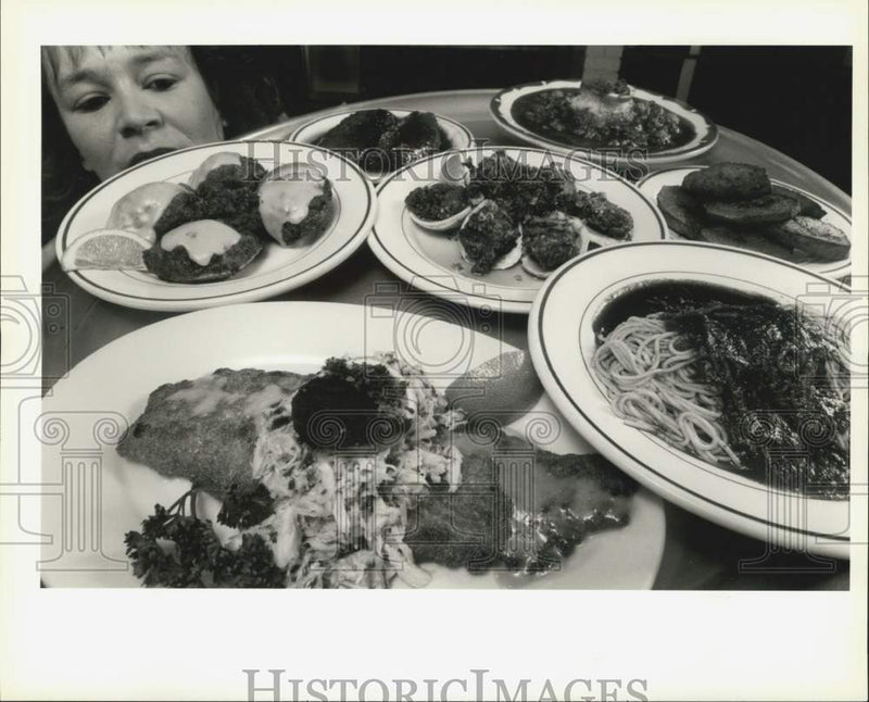 Load image into Gallery viewer, 1994 Press Photo Waitress Denis of Mandich Restaurant holds a platter of food
