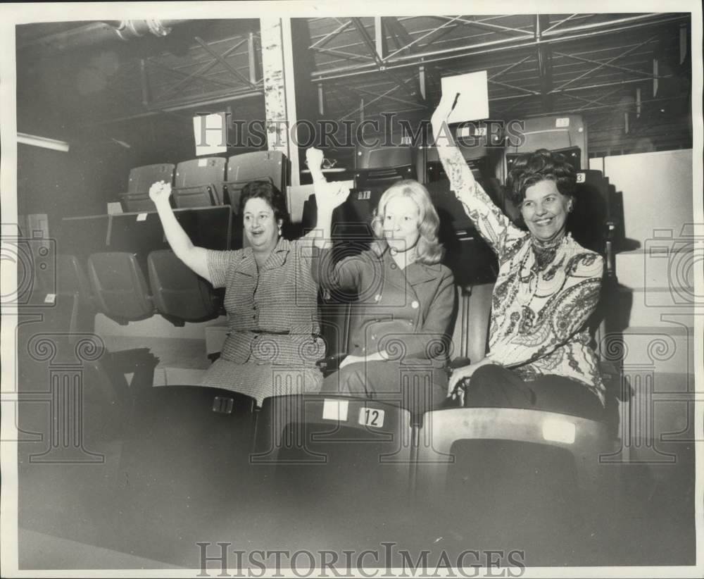 1973 Press Photo Ladies at the Louisiana Superdome - nob77402