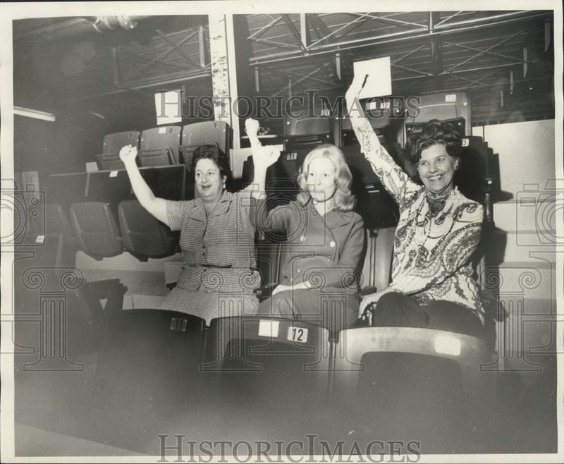 Load image into Gallery viewer, 1973 Press Photo Ladies at the Louisiana Superdome - nob77402
