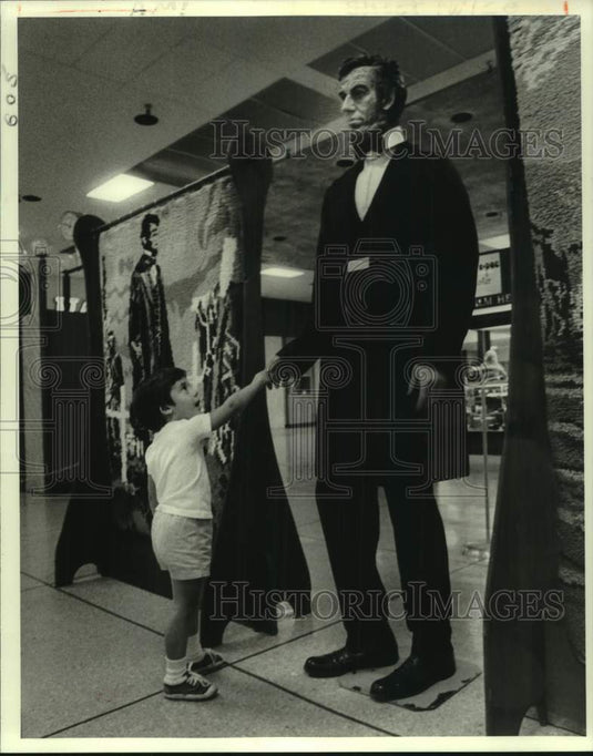 1980 Press Photo Davie Wagner looks at the statue of Abraham Lincoln - nob78027- Historic Images