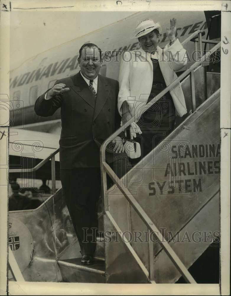 1950 Press Photo Trygve and Mrs. Lie, aboard a Scandinavian Airlines flight- Historic Images