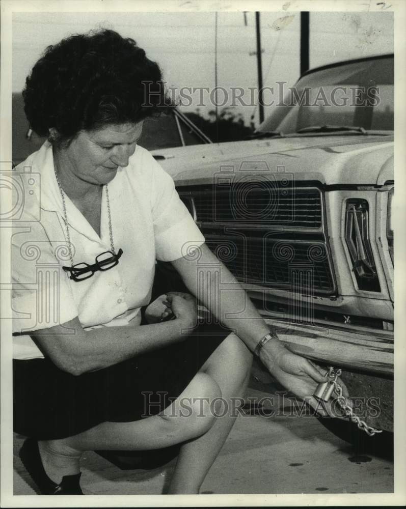 Load image into Gallery viewer, 1970 Press Photo Nurse Anne Cavanaugh padlocks hood of her automobile
