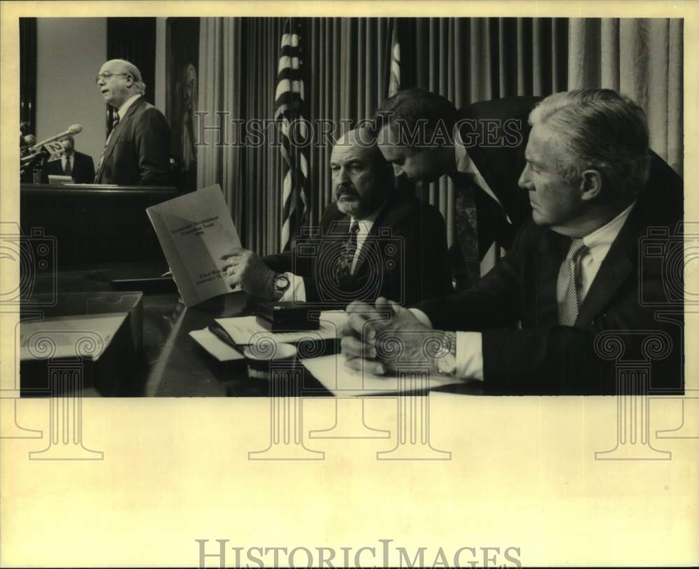 1996 Press Photo Chief of Staff Steve Perry confers with Governor Mike Foster- Historic Images