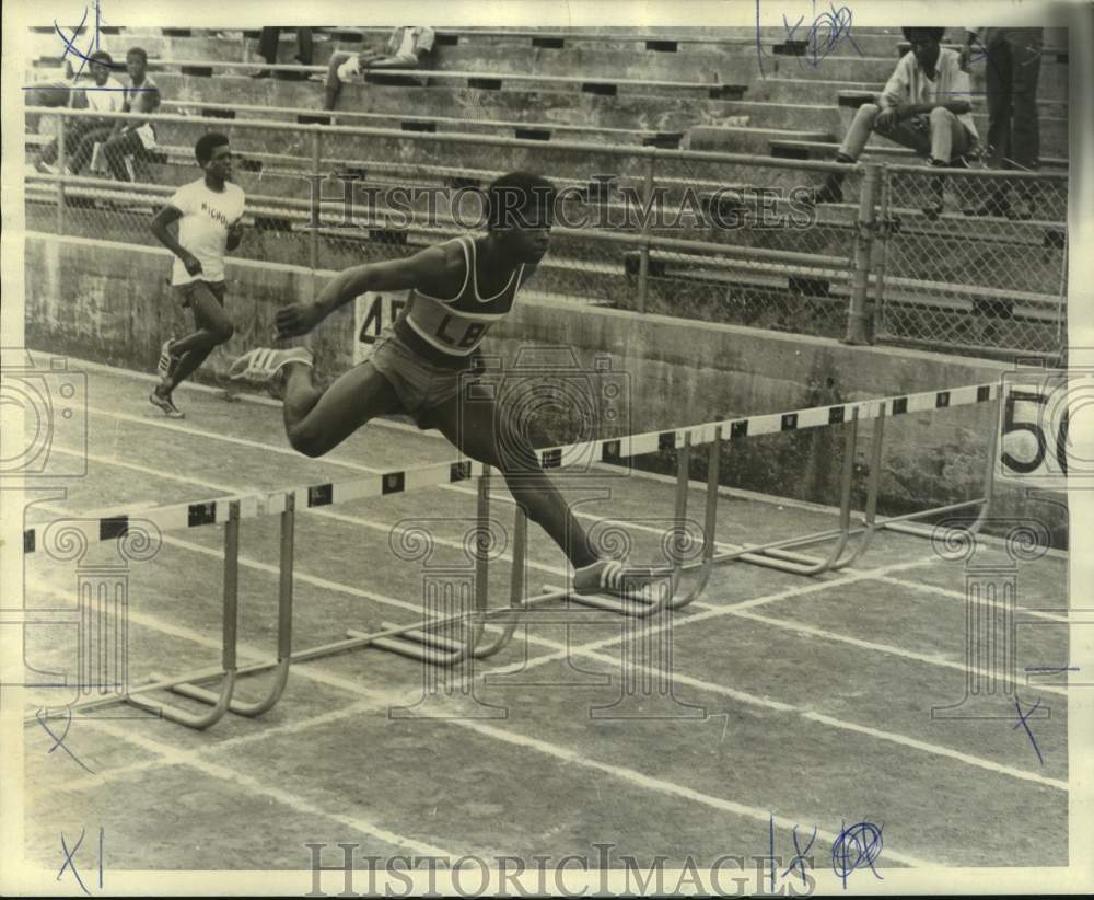 1971 Press Photo Hurdler Nelson Lanehart in Four Class AAAA track and field meet- Historic Images