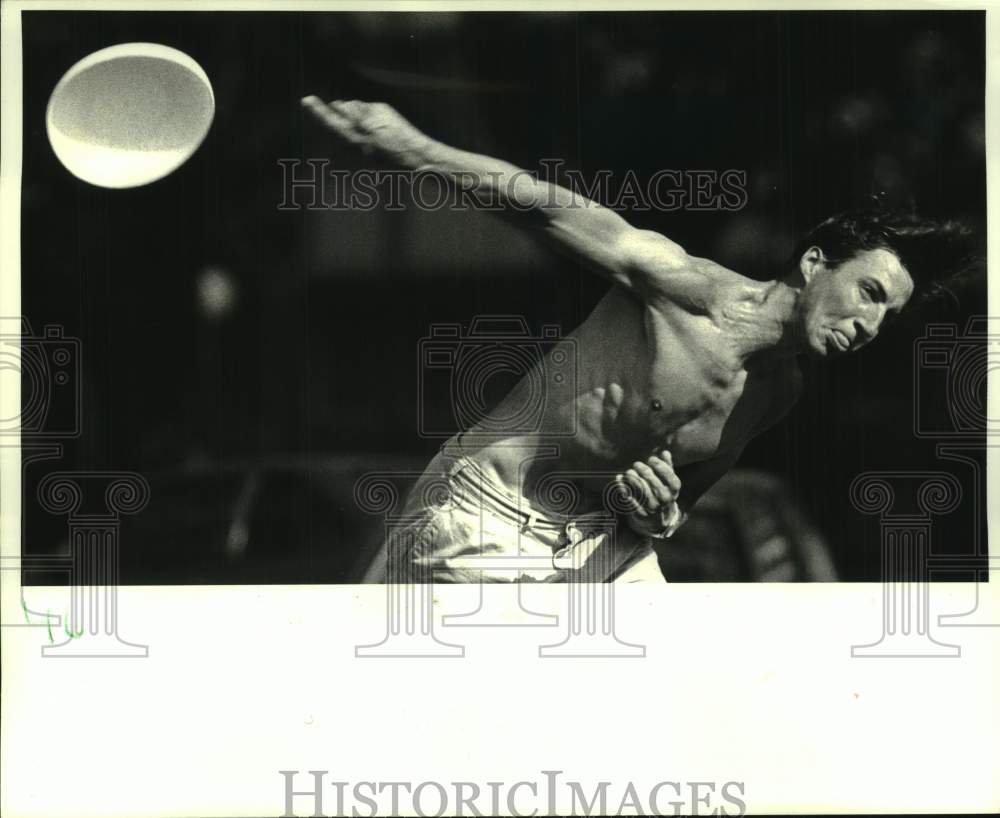 1987 Press Photo Whitmore Boogaerts slams a frisbee around on Tulane University- Historic Images