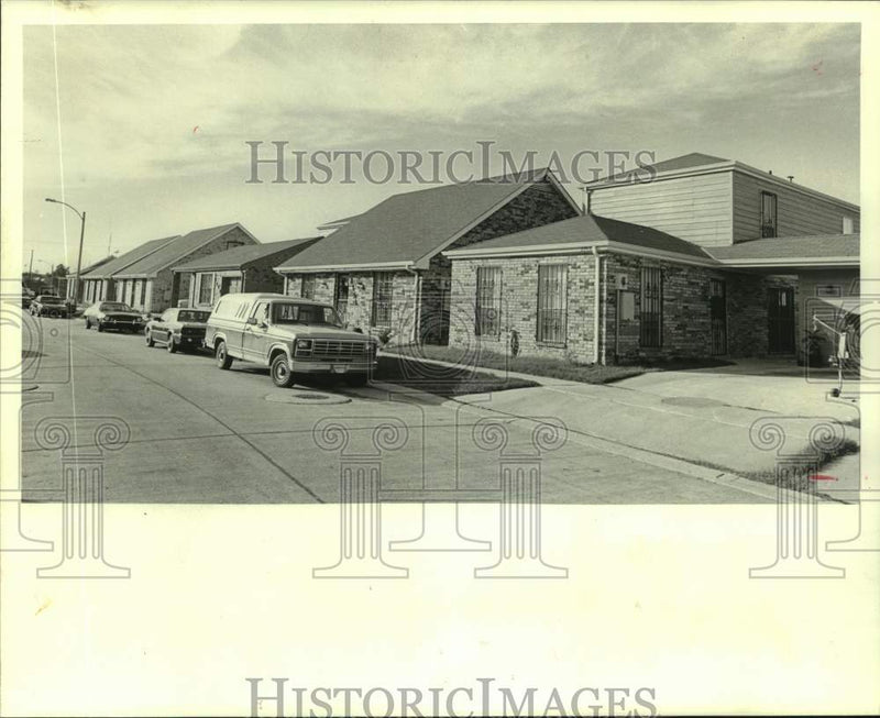 Load image into Gallery viewer, 1985 Press Photo 2700 block of Edna Street at Liberty Terrace Subdivision
