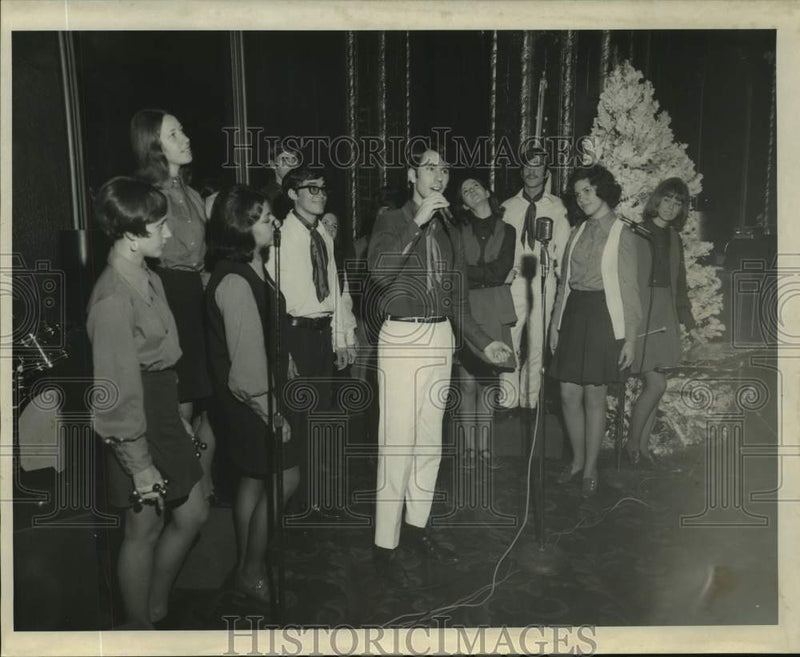 Load image into Gallery viewer, 1970 Press Photo Life Corps of Dallas during performance - nob78965
