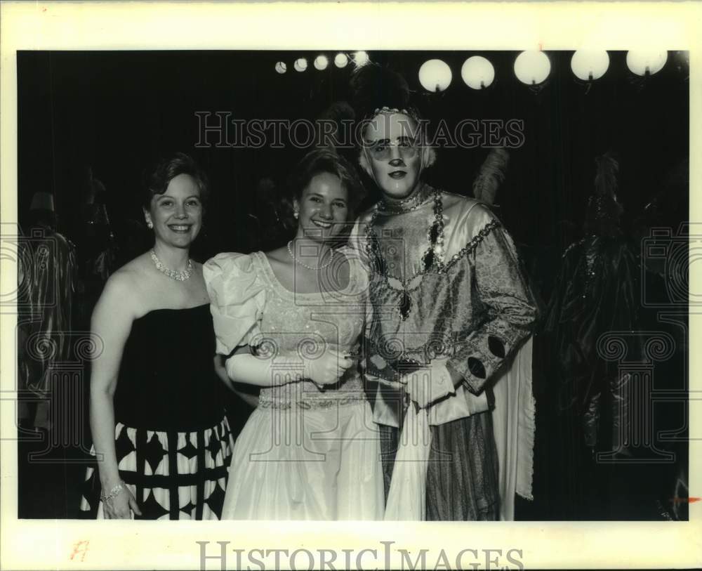 1990 Press Photo Ella Flower, Charlotte Whann, masker - at Atlanteans Ball